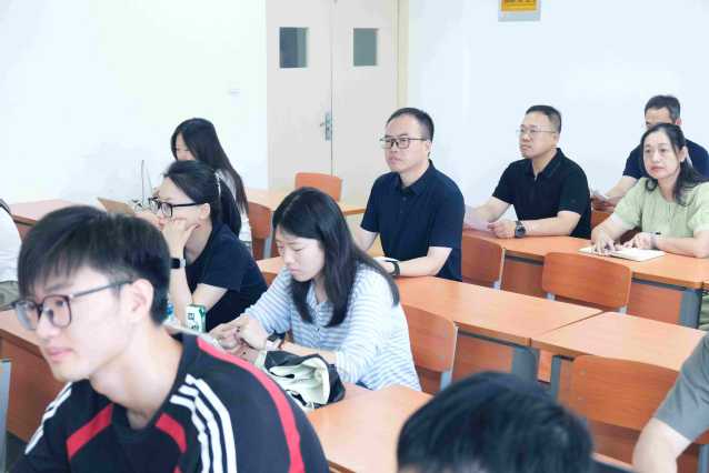 校领导带队开展新学期研究生课堂...