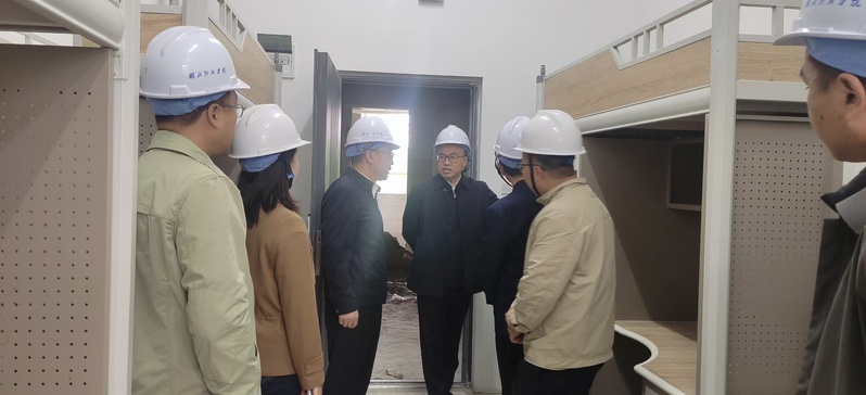 校领导深入新建学生公寓工地查看...
